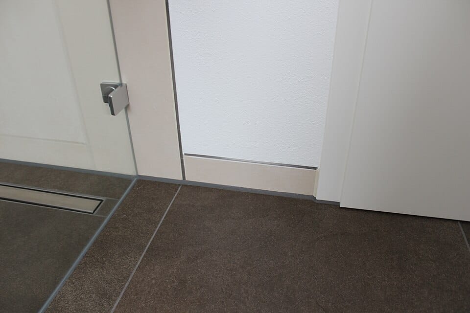 Fliesen im Bad selbst verlegen: Anleitung Schritt für Schritt