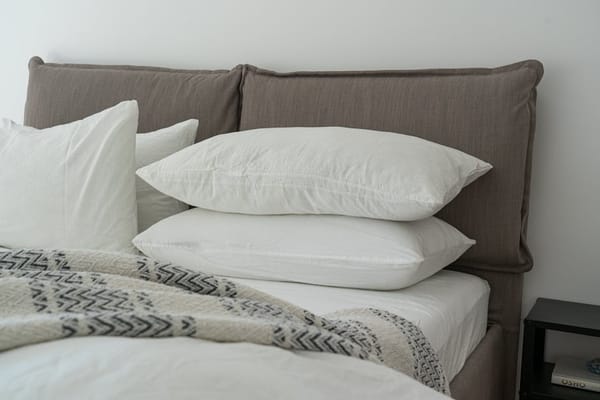 Schlafzimmer für Allergiker einrichten: Matratzen, Bettwäsche, Luftreiniger und Böden ohne Staub