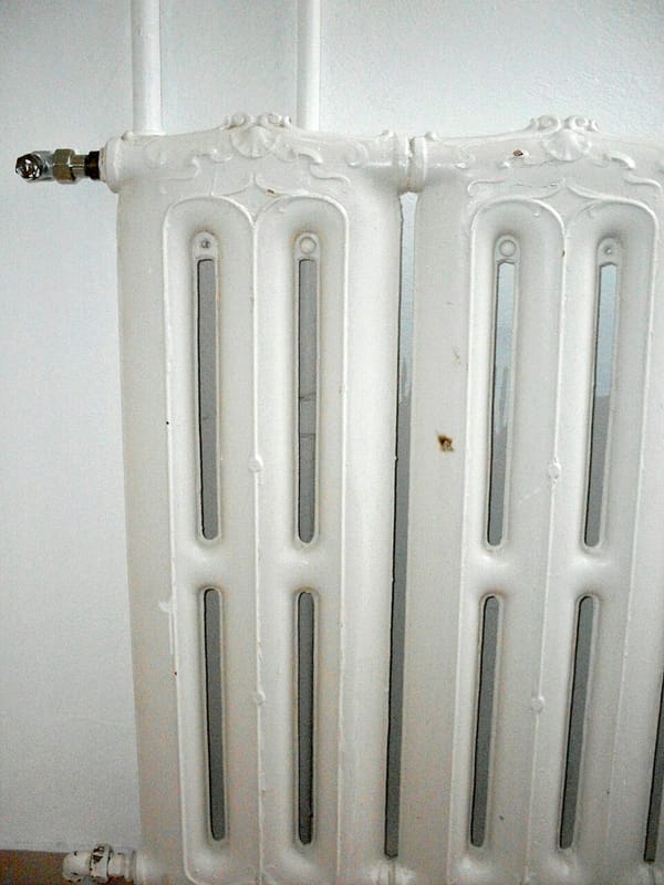Dachgeschosswohnung einrichten: Möbel unter Schrägen