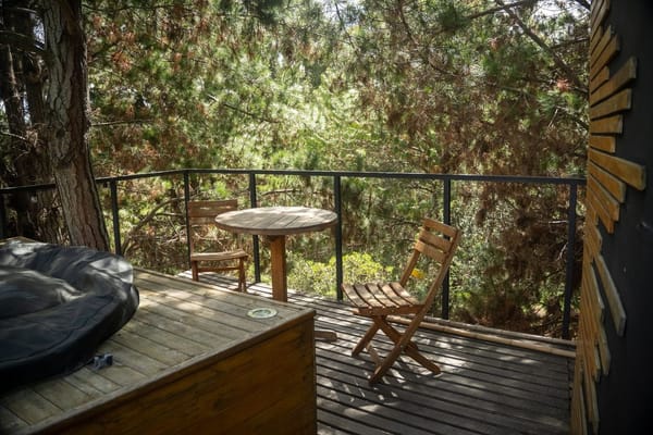 Terrasse und Balkon neu belegen im Sommer 2026: WPC, Holz oder Keramik — und der Gefälle-Fehler, der alles ruiniert