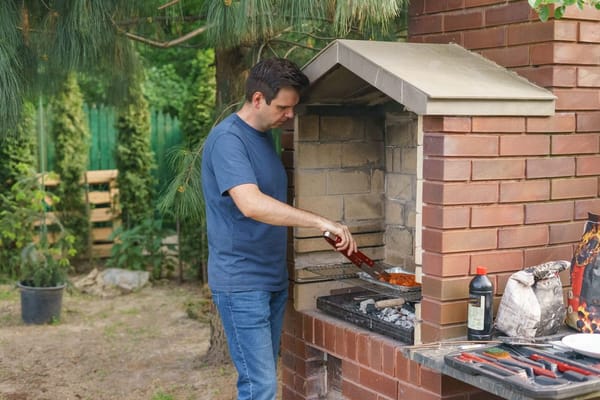 Outdoor-Küche im Garten 2026: Material, Kosten und der Planungsfehler, der aus dem Grillplatz ein genehmigungspflichtiges Bauwerk macht