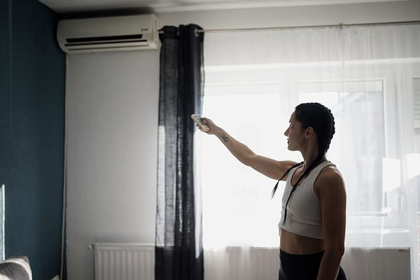Raumkühlung im Sommer 2026: Ventilator, mobiles Klimagerät oder Split-Klimaanlage – und der Feuchtigkeitsfehler, der die Stromrechnung explodieren lässt